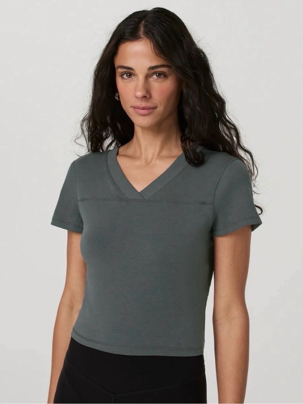 Vuori Women’s Fitted V-Neck Cropped Tee Dark Green Gray Size Small